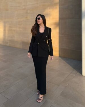 Farheen Panjwani Instagram - Basic dress with a classic blazer- Simple & Sharp 🖤 What do you think about this look?
#QuickOutfitsWithFarheen #Ootd #Outfitinspo #Personalstyle