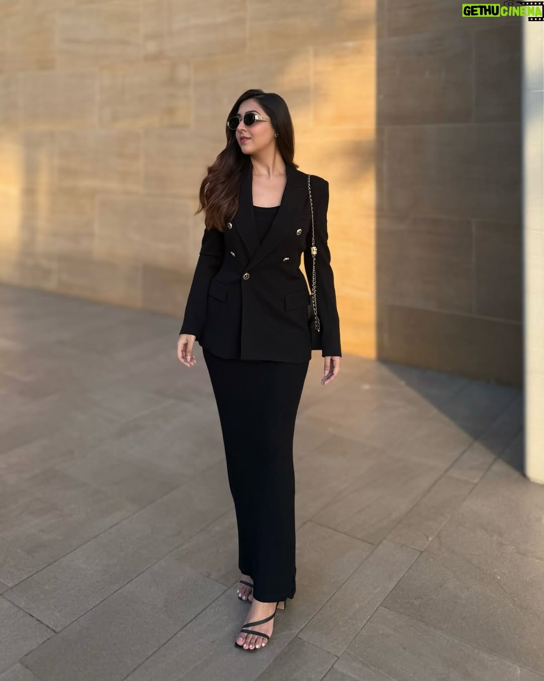 Farheen Panjwani - 4.3K Likes - Basic dress with a classic blazer- Simple & Sharp 🖤 What do you think about this look?

#QuickOutfitsWithFarheen #Ootd #Outfitinspo #Personalstyle