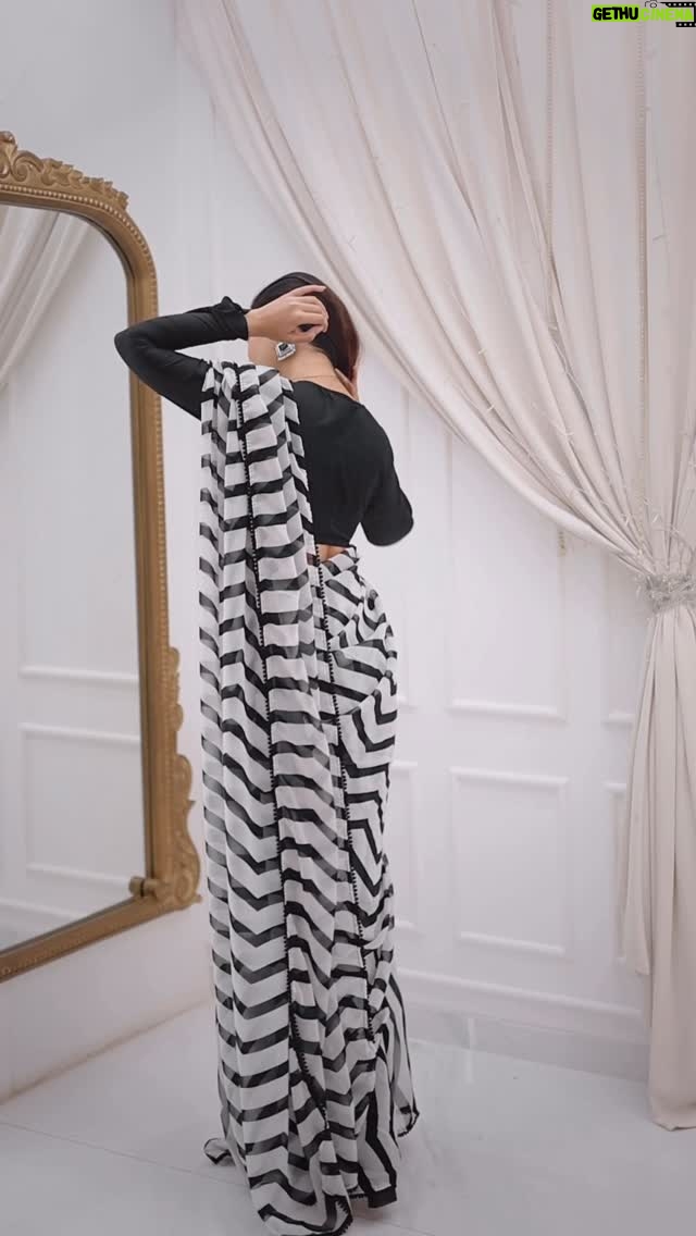 Farheen Panjwani - 5.8K Likes - Sawaar loon 🎶

Comment ‘Love’ to get my outfit link directly in your DMs 📥🔗 #QuickOutfitsWithFarheen

#ootd #indian #fashionreels #outfits #outfitinspo #grwm #desi #ethnic #personalstyle #sarees #sareesofinstagram #sareefashion #casual #workwear #indianworkwear #myntrafind