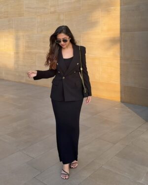 Farheen Panjwani Instagram - Basic dress with a classic blazer- Simple & Sharp 🖤 What do you think about this look?

#QuickOutfitsWithFarheen #Ootd #Outfitinspo #Personalstyle