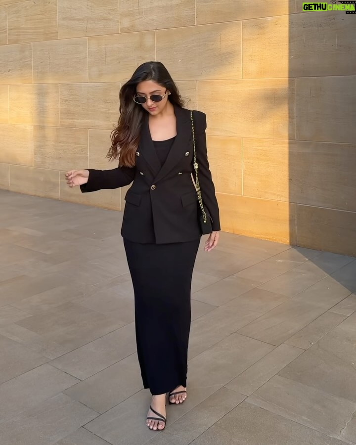 Farheen Panjwani - 4.3K Likes - Basic dress with a classic blazer- Simple & Sharp 🖤 What do you think about this look?

#QuickOutfitsWithFarheen #Ootd #Outfitinspo #Personalstyle