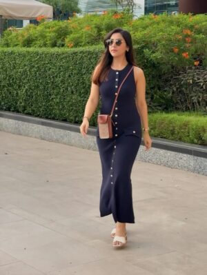 Farheen Panjwani Instagram - It’s that dress🫰🏻The one I can wear everywhere, and still look like I run the estate 🏡 

Comment ‘Love’ to get my outfit link directly in your DMs❤️📥🔗

Dress @a.la.modebyakanksha 
Bag @coach

#Ootd #QuickOutfitsWithFarheen