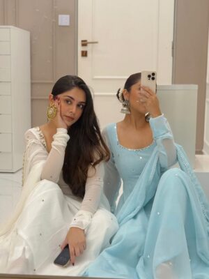 Farheen Panjwani Instagram - Ganpati Bappa Morya 🙏✨
Outfit @bhaviniparis 🩵