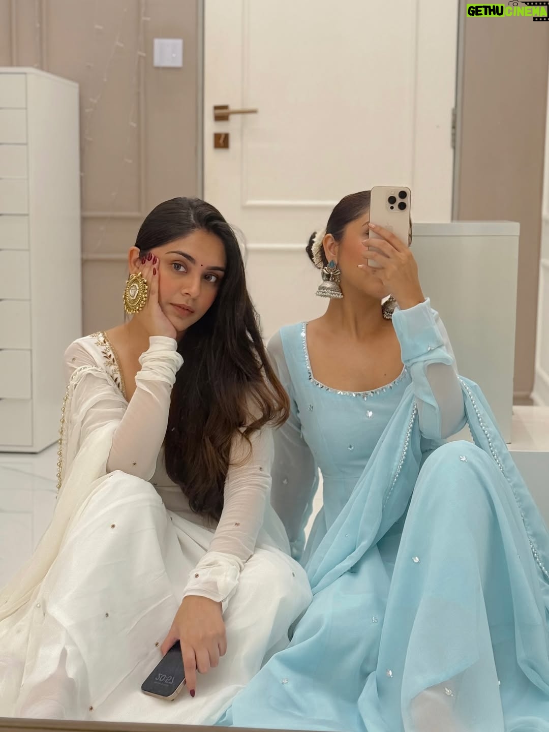 Farheen Panjwani - 5.2K Likes - Ganpati Bappa Morya 🙏✨

Outfit @bhaviniparis 🩵