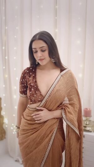 Farheen Panjwani Instagram - Brown saree & soft glam 🤎✨

Comment ‘love’ to get my outfit link directly in your DMs 📥🔗 #QuickOutfitsWithFarheen

Saree @bespoke.dhishya 🤎
Earrings @petalsbyswathi ✨

#indian #outfits #outfitinspo #ootd #grwm #desi #ethnic #personalstyle #saree #sareelove #sareesofinstagram