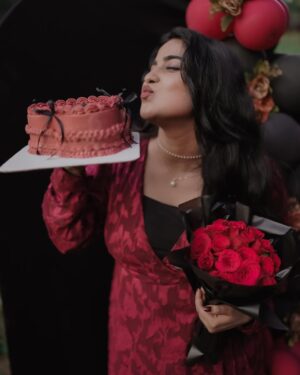Farsana Rahman Instagram - HAPPY BIRTHDAY TO ME 🤍
Decor @white_bloom__
Camera @azlu_rash
@rash_still_media
#birthday #sanarahman #fyp #happy #trend #instagram