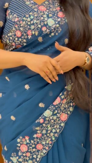 Farsana Rahman Instagram - Panju mittai 🦋
Saree from @familyweddingcentre malhari collection
#fyp#trending#saree#waterpacket#raayan#tamilsong#arrahman