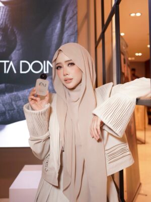 Fatin Afeefa Instagram - Perahu Kertas by Hatta Dolmat.
Denim beige on skin,
OM Fragrances in the air.
Opai x Hatta — a moment, softly stitched.

#KLFW2025 #HattaDolmat #OMFragrance

@hattadolmat_ @opainetwork @makeupbynadianordin