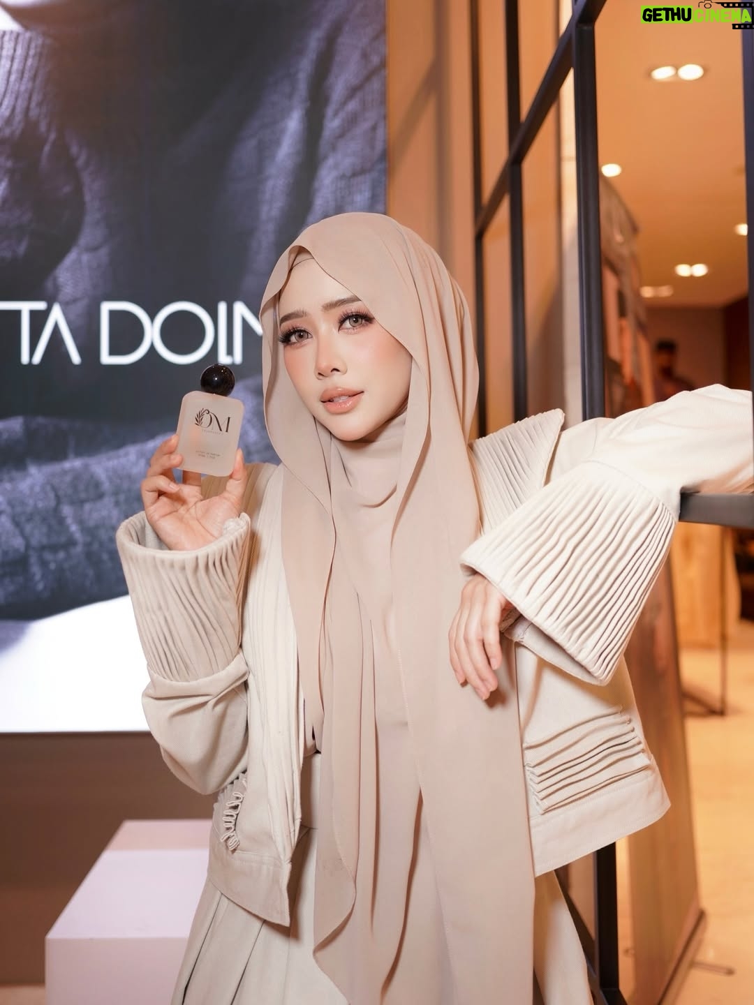 Fatin Afeefa - 41.2K Likes - Perahu Kertas by Hatta Dolmat.
Denim beige on skin,
OM Fragrances in the air.
Opai x Hatta — a moment, softly stitched.

#KLFW2025 #HattaDolmat #OMFragrance

@hattadolmat_ @opainetwork @makeupbynadianordin