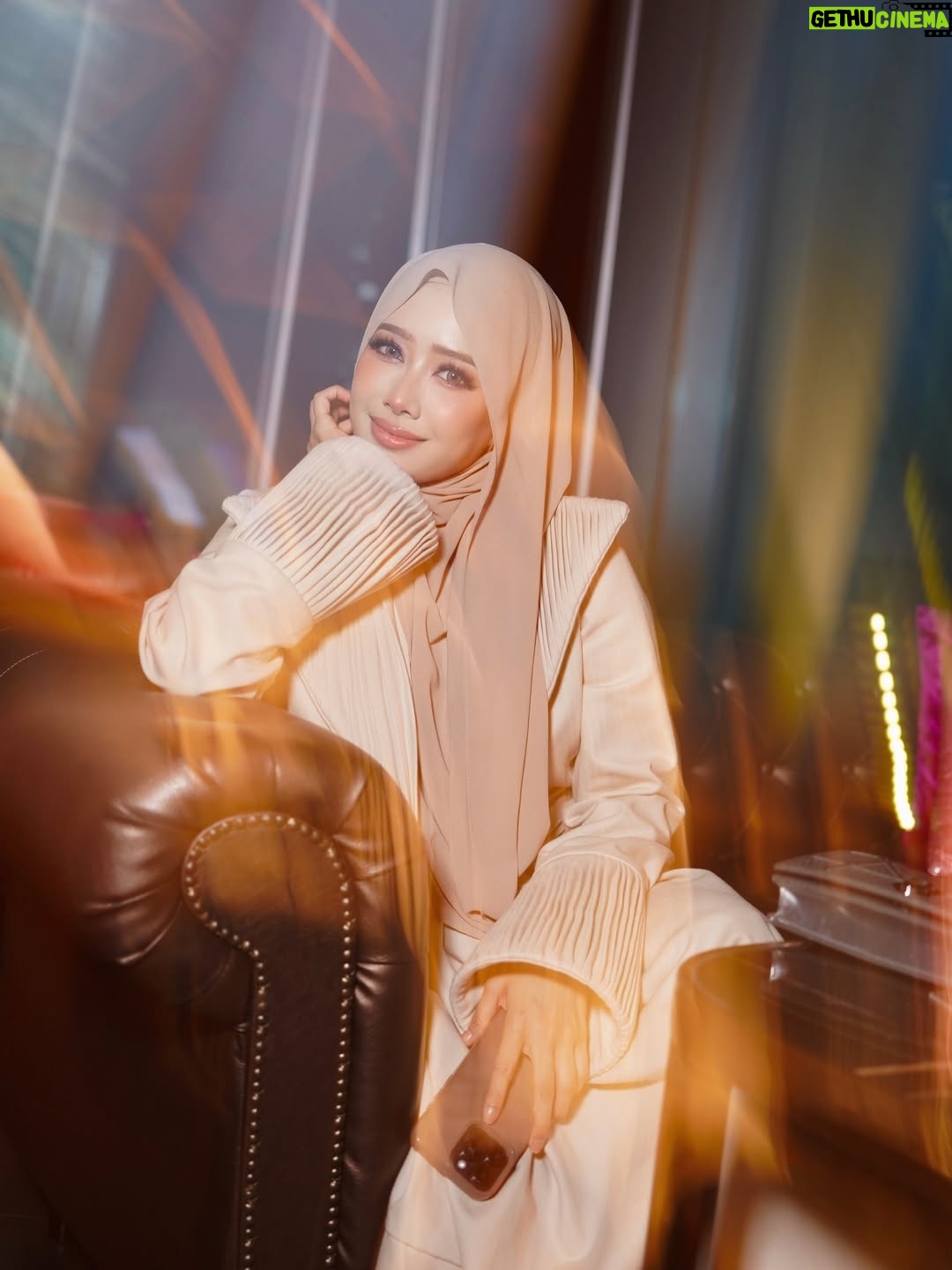 Fatin Afeefa - 41.2K Likes - Perahu Kertas by Hatta Dolmat.
Denim beige on skin,
OM Fragrances in the air.
Opai x Hatta — a moment, softly stitched.

#KLFW2025 #HattaDolmat #OMFragrance

@hattadolmat_ @opainetwork @makeupbynadianordin