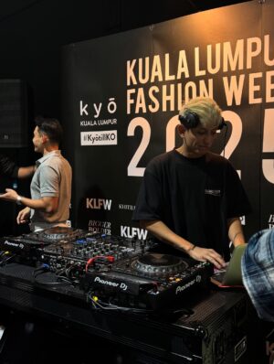 Fatin Afeefa Instagram - Perahu Kertas by Hatta Dolmat.
Denim beige on skin,
OM Fragrances in the air.
Opai x Hatta — a moment, softly stitched.

#KLFW2025 #HattaDolmat #OMFragrance

@hattadolmat_ @opainetwork @makeupbynadianordin