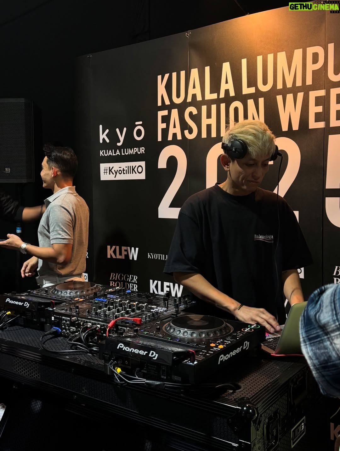 Fatin Afeefa - 41.2K Likes - Perahu Kertas by Hatta Dolmat.
Denim beige on skin,
OM Fragrances in the air.
Opai x Hatta — a moment, softly stitched.

#KLFW2025 #HattaDolmat #OMFragrance

@hattadolmat_ @opainetwork @makeupbynadianordin
