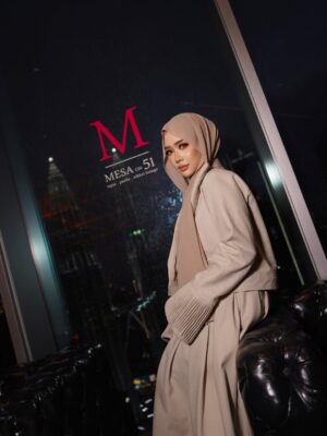 Fatin Afeefa Instagram - Perahu Kertas by Hatta Dolmat.
Denim beige on skin,
OM Fragrances in the air.
Opai x Hatta — a moment, softly stitched.

#KLFW2025 #HattaDolmat #OMFragrance

@hattadolmat_ @opainetwork @makeupbynadianordin