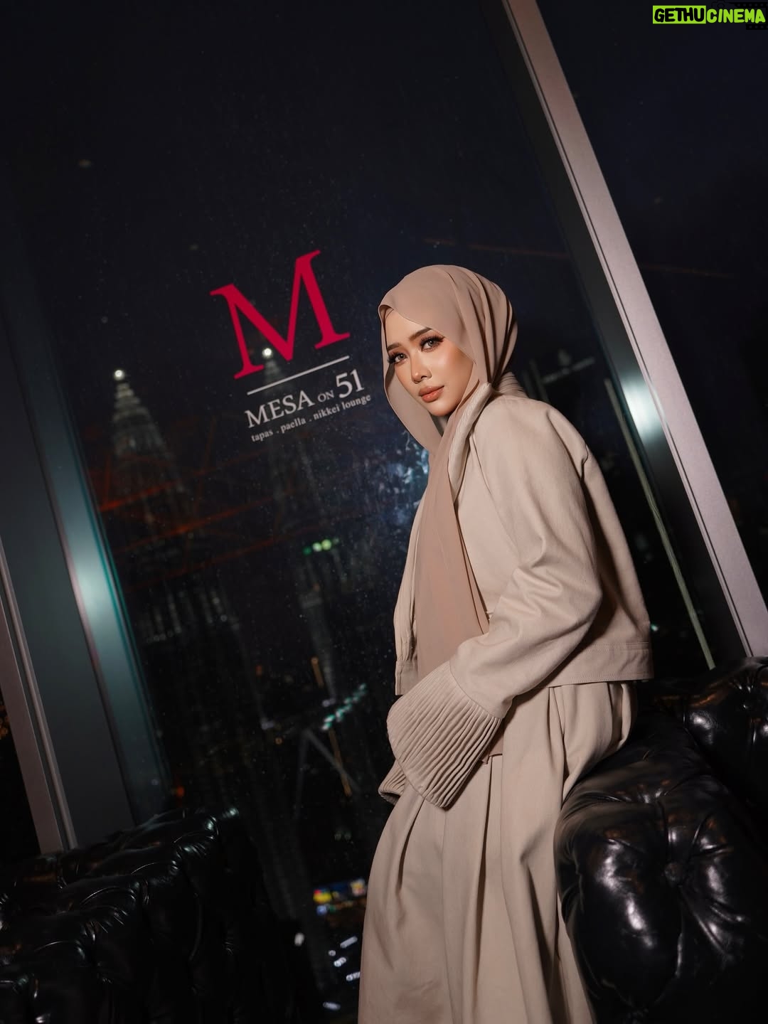 Fatin Afeefa - 41.2K Likes - Perahu Kertas by Hatta Dolmat.
Denim beige on skin,
OM Fragrances in the air.
Opai x Hatta — a moment, softly stitched.

#KLFW2025 #HattaDolmat #OMFragrance

@hattadolmat_ @opainetwork @makeupbynadianordin