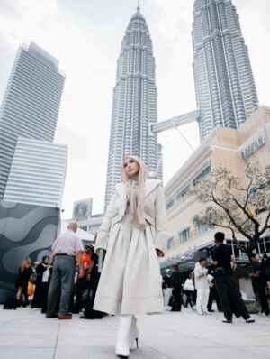 Fatin Afeefa Instagram - Perahu Kertas by Hatta Dolmat.
Denim beige on skin,
OM Fragrances in the air.
Opai x Hatta — a moment, softly stitched.

#KLFW2025 #HattaDolmat #OMFragrance

@hattadolmat_ @opainetwork @makeupbynadianordin