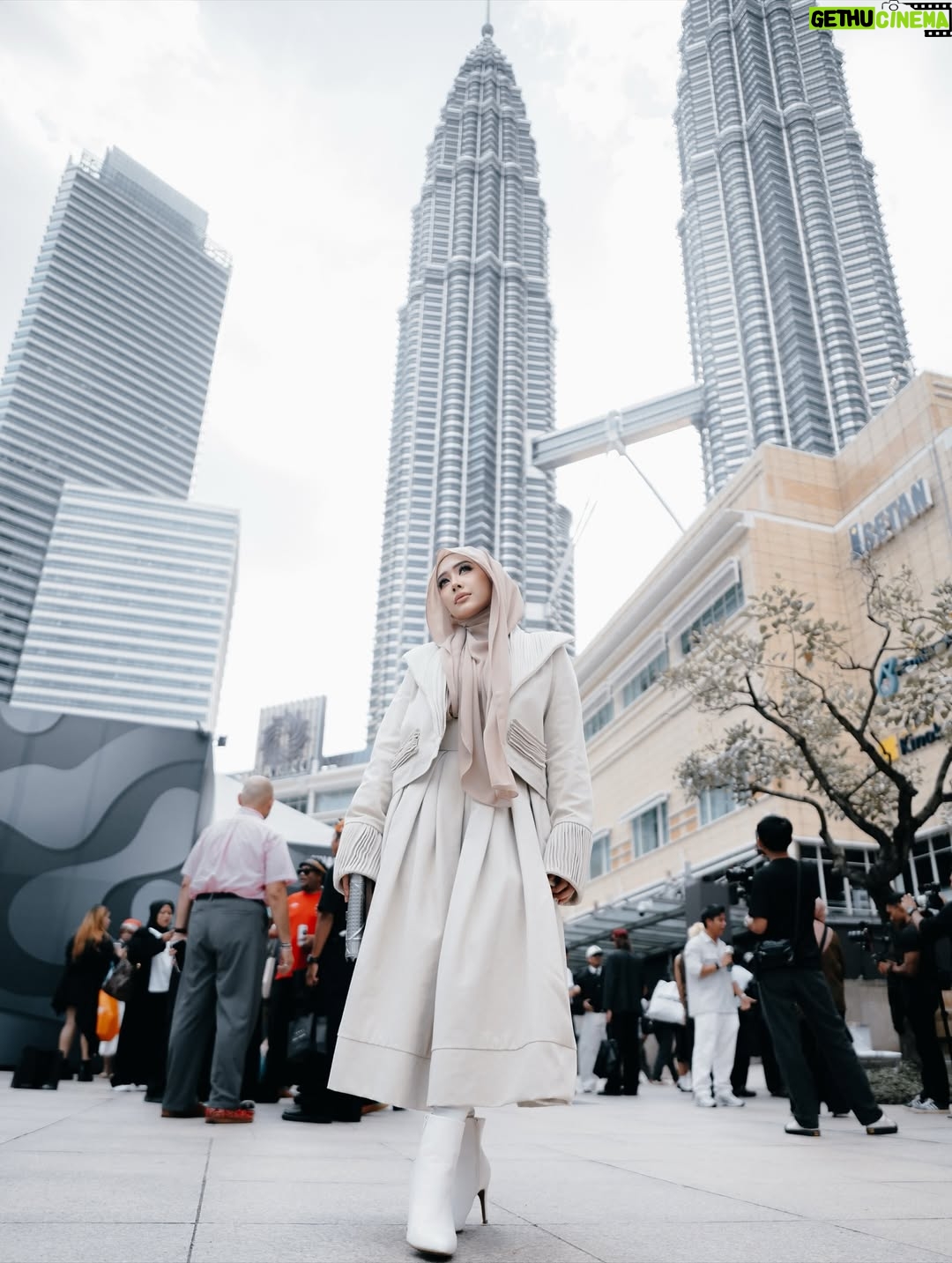 Fatin Afeefa - 41.2K Likes - Perahu Kertas by Hatta Dolmat.
Denim beige on skin,
OM Fragrances in the air.
Opai x Hatta — a moment, softly stitched.

#KLFW2025 #HattaDolmat #OMFragrance

@hattadolmat_ @opainetwork @makeupbynadianordin