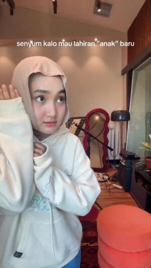 Fatin Shidqia Instagram - coba tebak lagunya bakal kayak apa aja HEHEHEOHI 😋🤙🏼👻💥