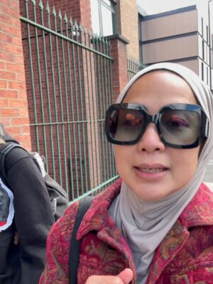 Feni Rose Instagram - Sekelumit cerita kemarin saat hari terakhir sblm ibuk pulang. Setelah seharian tumbang pilek dg sedikit sentuhan demam.. akhirnya besokannya ada tenaga lagi buat beli perlengkapan si anak kost .. Nemu jahe sama kunyit di Greg. Setelah taro barang, Lanjut mau makan malem ceritanya, tapi krn mager, jadi berangkatnya kemaleman, mau ke Nandos, dia udh tutup ( karena sempet bingung nyari lokasinya juga).. tp untungnya ada resto lain yg buka. Kota nya sepi bgt yaa.. ahahahha.. jadi hari itu bolak balik ke situ2 aja, dan ibuk meraih 13.000 langkah. Balik indo, badan kayak ngambang.. antara jet lag, sedih, ngantuk gak pengen tidur.. tp sok tegar.