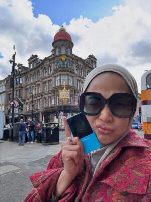 Feni Rose Instagram - Sekelumit cerita kemarin saat hari terakhir sblm ibuk pulang.  Setelah seharian tumbang pilek dg sedikit sentuhan demam.. akhirnya besokannya ada tenaga lagi buat beli perlengkapan si anak kost .. Nemu jahe sama kunyit di Greg.  Setelah taro barang, Lanjut mau makan malem ceritanya, tapi krn mager, jadi berangkatnya kemaleman, mau ke Nandos, dia udh tutup ( karena sempet bingung nyari lokasinya juga).. tp untungnya ada resto lain yg buka.  Kota nya sepi bgt yaa.. ahahahha.. jadi hari itu bolak balik ke situ2 aja, dan ibuk meraih 13.000 langkah.  Balik indo, badan kayak ngambang.. antara jet lag, sedih, ngantuk gak pengen tidur.. tp sok tegar.