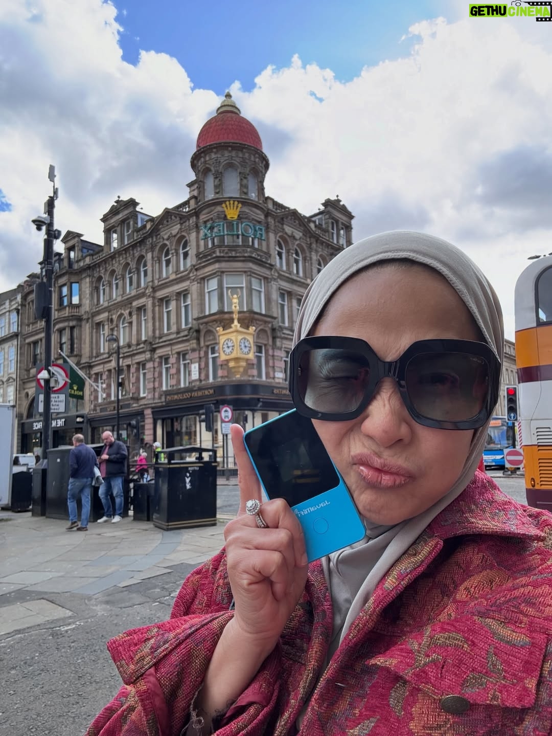 Feni Rose - 3.9K Likes - Sekelumit cerita kemarin saat hari terakhir sblm ibuk pulang.  Setelah seharian tumbang pilek dg sedikit sentuhan demam.. akhirnya besokannya ada tenaga lagi buat beli perlengkapan si anak kost .. Nemu jahe sama kunyit di Greg.  Setelah taro barang, Lanjut mau makan malem ceritanya, tapi krn mager, jadi berangkatnya kemaleman, mau ke Nandos, dia udh tutup ( karena sempet bingung nyari lokasinya juga).. tp untungnya ada resto lain yg buka.  Kota nya sepi bgt yaa.. ahahahha.. jadi hari itu bolak balik ke situ2 aja, dan ibuk meraih 13.000 langkah.  Balik indo, badan kayak ngambang.. antara jet lag, sedih, ngantuk gak pengen tidur.. tp sok tegar.