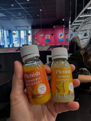 Feni Rose Instagram - Sekelumit cerita kemarin saat hari terakhir sblm ibuk pulang.  Setelah seharian tumbang pilek dg sedikit sentuhan demam.. akhirnya besokannya ada tenaga lagi buat beli perlengkapan si anak kost .. Nemu jahe sama kunyit di Greg.  Setelah taro barang, Lanjut mau makan malem ceritanya, tapi krn mager, jadi berangkatnya kemaleman, mau ke Nandos, dia udh tutup ( karena sempet bingung nyari lokasinya juga).. tp untungnya ada resto lain yg buka.  Kota nya sepi bgt yaa.. ahahahha.. jadi hari itu bolak balik ke situ2 aja, dan ibuk meraih 13.000 langkah.  Balik indo, badan kayak ngambang.. antara jet lag, sedih, ngantuk gak pengen tidur.. tp sok tegar.