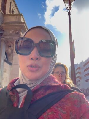 Feni Rose Instagram - Sekelumit cerita kemarin saat hari terakhir sblm ibuk pulang. Setelah seharian tumbang pilek dg sedikit sentuhan demam.. akhirnya besokannya ada tenaga lagi buat beli perlengkapan si anak kost .. Nemu jahe sama kunyit di Greg. Setelah taro barang, Lanjut mau makan malem ceritanya, tapi krn mager, jadi berangkatnya kemaleman, mau ke Nandos, dia udh tutup ( karena sempet bingung nyari lokasinya juga).. tp untungnya ada resto lain yg buka. Kota nya sepi bgt yaa.. ahahahha.. jadi hari itu bolak balik ke situ2 aja, dan ibuk meraih 13.000 langkah. Balik indo, badan kayak ngambang.. antara jet lag, sedih, ngantuk gak pengen tidur.. tp sok tegar.