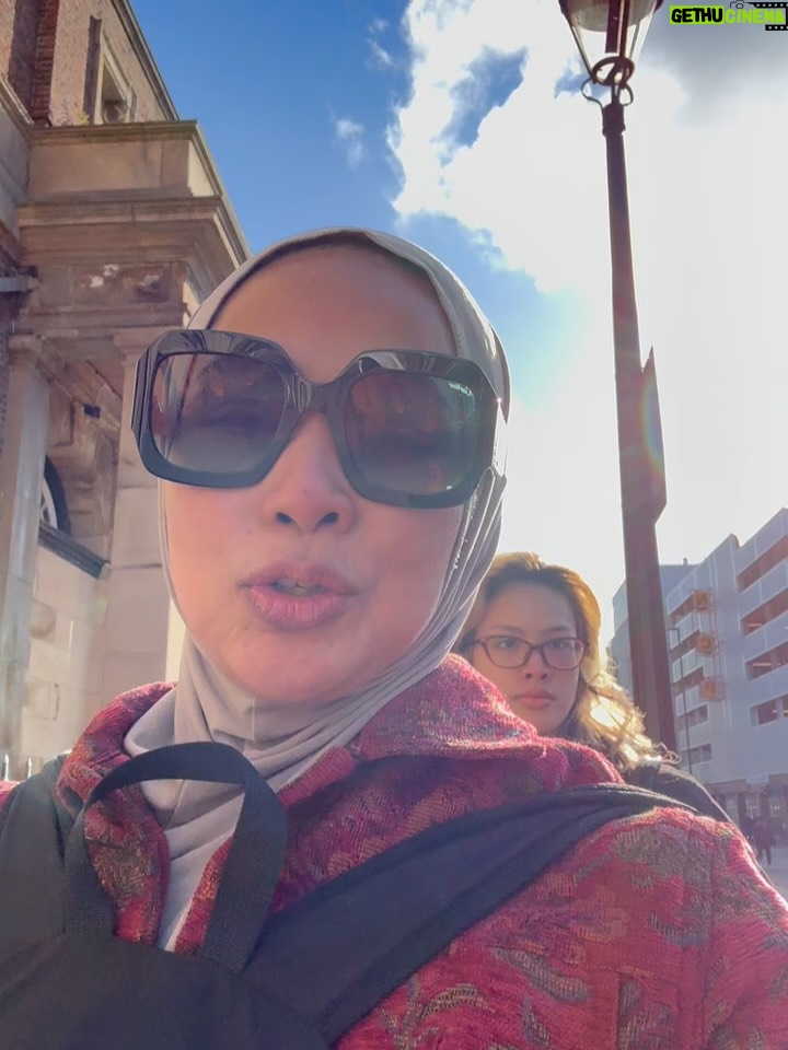 Feni Rose - 3.9K Likes - Sekelumit cerita kemarin saat hari terakhir sblm ibuk pulang.  Setelah seharian tumbang pilek dg sedikit sentuhan demam.. akhirnya besokannya ada tenaga lagi buat beli perlengkapan si anak kost .. Nemu jahe sama kunyit di Greg.  Setelah taro barang, Lanjut mau makan malem ceritanya, tapi krn mager, jadi berangkatnya kemaleman, mau ke Nandos, dia udh tutup ( karena sempet bingung nyari lokasinya juga).. tp untungnya ada resto lain yg buka.  Kota nya sepi bgt yaa.. ahahahha.. jadi hari itu bolak balik ke situ2 aja, dan ibuk meraih 13.000 langkah.  Balik indo, badan kayak ngambang.. antara jet lag, sedih, ngantuk gak pengen tidur.. tp sok tegar.