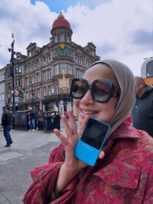 Feni Rose Instagram - Separuh hayalan tercapai, nemenin anak sekolah, ibuk ngupi2 sambil ngerajut or baca or blanja.. yg penting deket deketan.. walau dia gak pengen ketempelan ibuk melulu 😄.. Yang penting komunikasi lancar. Seperti setiap ke luar negri, ad @javamifi  yang nemenin.  Ritual wajib yg selalu dibawa kl ke luar negri, trully unlimited kuotanya, batre nya lama, praktis. 
Jauh deket.. ibuk tetep bis halo2