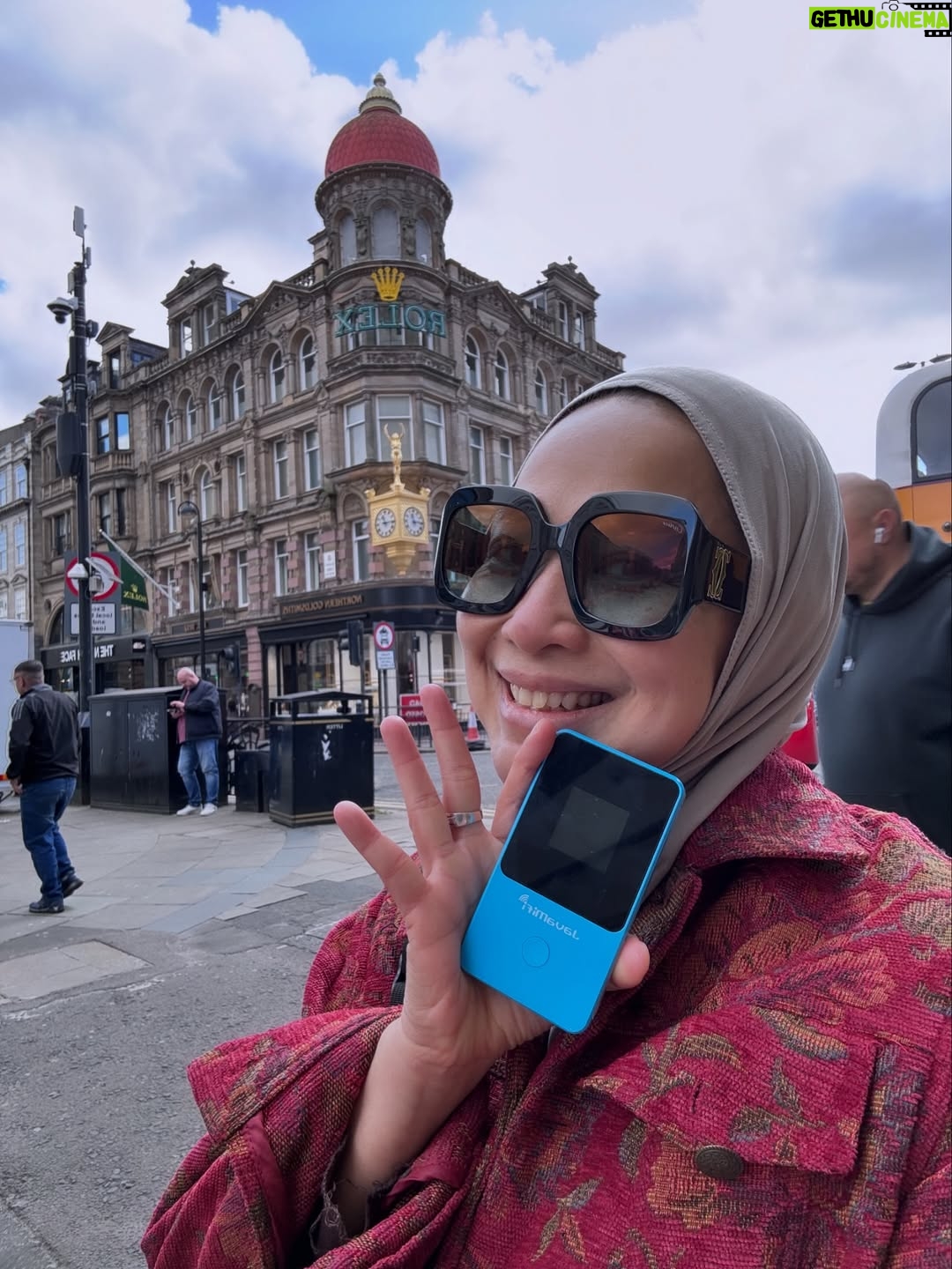 Feni Rose - 3.7K Likes - Separuh hayalan tercapai, nemenin anak sekolah, ibuk ngupi2 sambil ngerajut or baca or blanja.. yg penting deket deketan.. walau dia gak pengen ketempelan ibuk melulu 😄.. Yang penting komunikasi lancar. Seperti setiap ke luar negri, ad @javamifi  yang nemenin.  Ritual wajib yg selalu dibawa kl ke luar negri, trully unlimited kuotanya, batre nya lama, praktis. 
Jauh deket.. ibuk tetep bis halo2