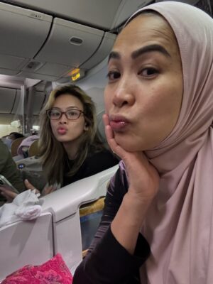 Feni Rose Instagram - Ngerasain sekelumit jarak tempuh @audikiranaa sehari2, dr kosan, ke kampus, ke mall, ke ujanan. 
Mau tidur, cuci sepre dulu 50 ribu aja 😅… jangan lupa tolak angin… orang pintar……

2 hari kemudian ibuk tepar sentrap sentrup dg sekelumit demam.