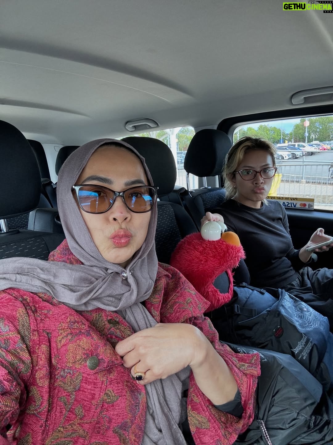 Feni Rose - 8.9K Likes - Ngerasain sekelumit jarak tempuh @audikiranaa sehari2, dr kosan, ke kampus, ke mall, ke ujanan. 
Mau tidur, cuci sepre dulu 50 ribu aja 😅… jangan lupa tolak angin… orang pintar……

2 hari kemudian ibuk tepar sentrap sentrup dg sekelumit demam.