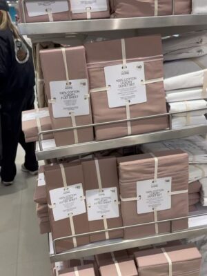Feni Rose Instagram - Ngerasain sekelumit jarak tempuh @audikiranaa sehari2, dr kosan, ke kampus, ke mall, ke ujanan.
Mau tidur, cuci sepre dulu 50 ribu aja 😅… jangan lupa tolak angin… orang pintar……
2 hari kemudian ibuk tepar sentrap sentrup dg sekelumit demam.