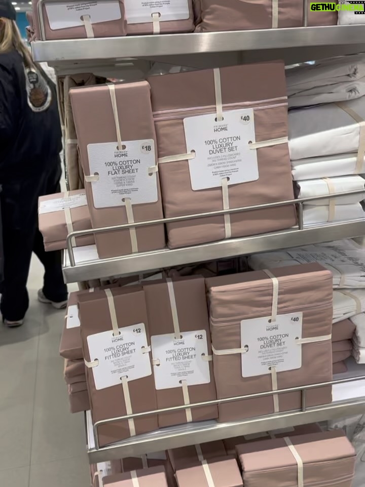 Feni Rose - 8.9K Likes - Ngerasain sekelumit jarak tempuh @audikiranaa sehari2, dr kosan, ke kampus, ke mall, ke ujanan. 
Mau tidur, cuci sepre dulu 50 ribu aja 😅… jangan lupa tolak angin… orang pintar……

2 hari kemudian ibuk tepar sentrap sentrup dg sekelumit demam.