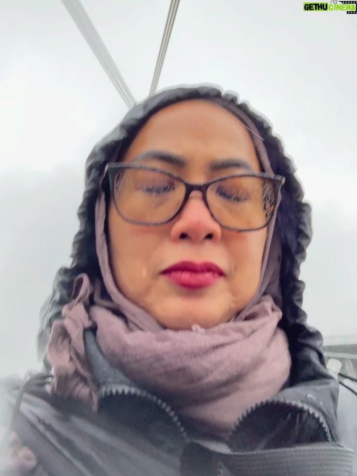 Feni Rose - 8.9K Likes - Ngerasain sekelumit jarak tempuh @audikiranaa sehari2, dr kosan, ke kampus, ke mall, ke ujanan. 
Mau tidur, cuci sepre dulu 50 ribu aja 😅… jangan lupa tolak angin… orang pintar……

2 hari kemudian ibuk tepar sentrap sentrup dg sekelumit demam.