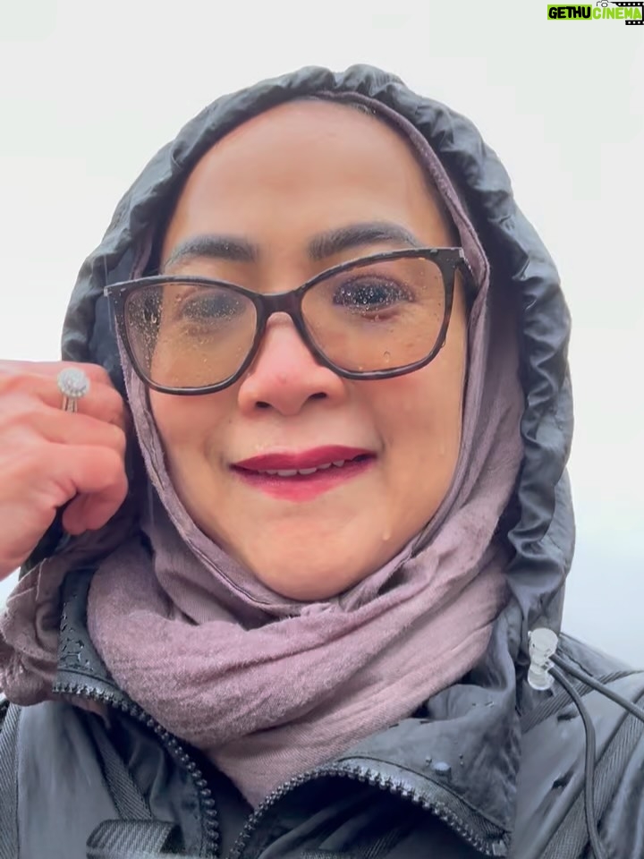 Feni Rose - 8.9K Likes - Ngerasain sekelumit jarak tempuh @audikiranaa sehari2, dr kosan, ke kampus, ke mall, ke ujanan. 
Mau tidur, cuci sepre dulu 50 ribu aja 😅… jangan lupa tolak angin… orang pintar……

2 hari kemudian ibuk tepar sentrap sentrup dg sekelumit demam.