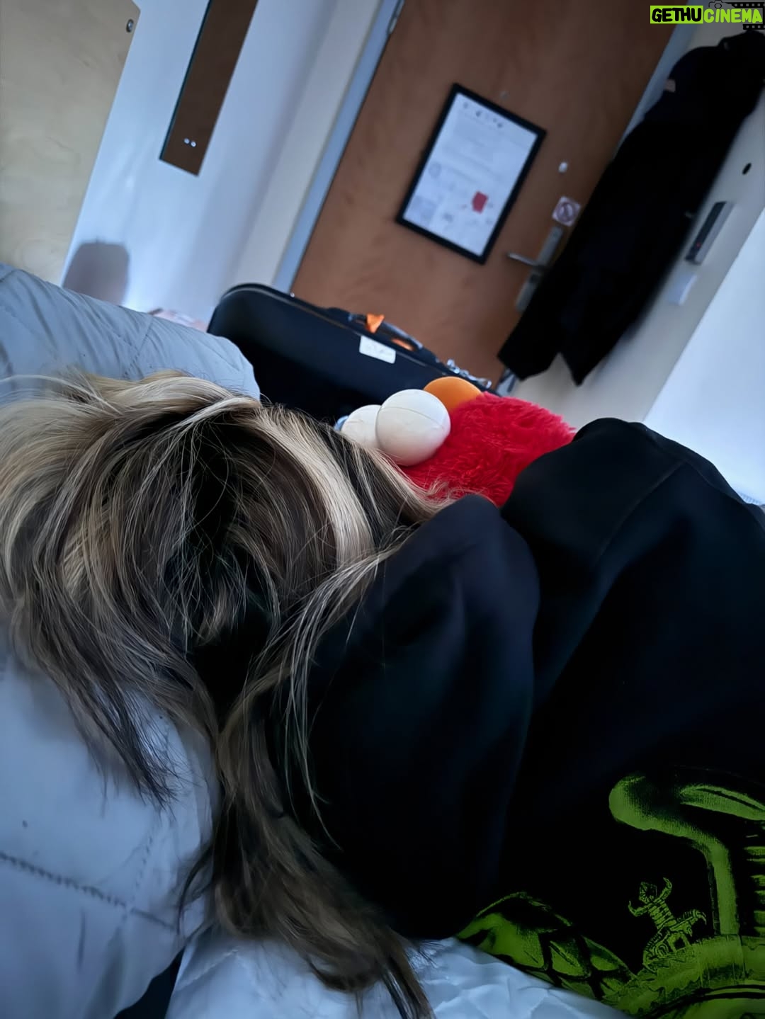 Feni Rose - 8.9K Likes - Ngerasain sekelumit jarak tempuh @audikiranaa sehari2, dr kosan, ke kampus, ke mall, ke ujanan. 
Mau tidur, cuci sepre dulu 50 ribu aja 😅… jangan lupa tolak angin… orang pintar……

2 hari kemudian ibuk tepar sentrap sentrup dg sekelumit demam.