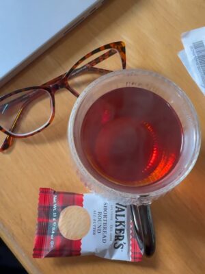 Feni Rose Instagram - Ngerasain sekelumit jarak tempuh @audikiranaa sehari2, dr kosan, ke kampus, ke mall, ke ujanan.
Mau tidur, cuci sepre dulu 50 ribu aja 😅… jangan lupa tolak angin… orang pintar……
2 hari kemudian ibuk tepar sentrap sentrup dg sekelumit demam.