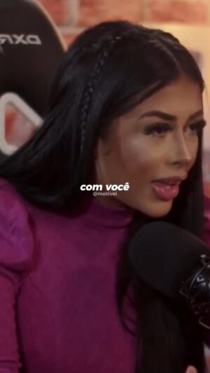 Fernanda Medrado Instagram - @medradome 👏🏻A maior lição que alguém pode aprender é que, no fim das contas, a caminhada é solitária. Nem sempre haverá alguém para apoiar, entender ou até mesmo estar presente. Existem momentos em que até a própria sombra parece desaparecer, e é aí que a vida mostra a verdade: ou você aprende a ser por você, ou ficará preso esperando algo que talvez nunca venha. Essa consciência dói no começo, mas liberta quando se entende que a força interior é a chave para continuar avançando.

Depender do outro para se mover é dar ao mundo o poder de decidir o seu destino. A vida é feita de escolhas, e se a decisão de seguir em frente não partir de você, ficará sempre à mercê das circunstâncias e das pessoas. Quando se aprende a caminhar sozinho, descobre-se que a solidão não é fraqueza, mas um lugar de fortalecimento, onde a autoconfiança cresce e o coração entende que não precisa de aprovação externa para florescer.

Quem se apoia na própria coragem é capaz de ir além do que imagina. A vida recompensa quem não espera, mas age; quem não depende, mas constrói; quem não teme a solidão, mas a usa como combustível para crescer. É justamente nesse silêncio da caminhada individual que surgem os maiores aprendizados e a convicção de que tudo é possível para quem decide acreditar em si mesmo.

#forçainterior #autoconfiança #superação