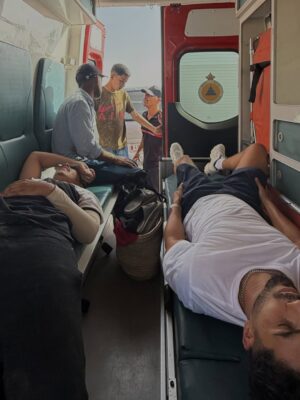 Fidji Ruiz Instagram - AL HAMDOULILAH 🤲🏼♥️
À vous, ma communauté, ma famille de cœur…

Merci pour tous vos messages, vos prières, votre amour. Ce qu’on a vécu a été la pire épreuve de ma vie. J’ai vu ma vie défiler sous mes yeux.

Heureusement, nous sommes les seuls touchés dans cet accident. Il n’y a eu aucun autre blessé, et rien que pour ça, je rends grâce à Dieu.

Mais la réalité, c’est que mon mari a été grièvement blessé. Le scanner a révélé une hémorragie interne, une déchirure abdominale et une perforation des intestins. Son pronostic vital était engagé.

J’ai dû, en quelques minutes, donner mon consentement pour l’intervention chirurgicale, en comprenant bien les risques. J’ai imaginé le pire. J’ai imaginé les médecins venir me dire qu’ils avaient fait tout ce qu’ils pouvaient…
J’ai pleuré, j’ai prié, comme jamais de ma vie.

Je remercie de tout cœur le personnel médical de la clinique CHIFA, qui a été exceptionnel.

Votre présence, vos mots, vos pensées… vous m’avez portée. Vous êtes plus qu’une communauté. Vous êtes ma force.

Je vous parlerai plus en détail en story Snap  dès que j’en aurai la force. Pour l’instant, je prends juste le temps de respirer à nouveau.

Merci pour tout. Du fond du cœur.
Allah ychafih 💔🤲🏼