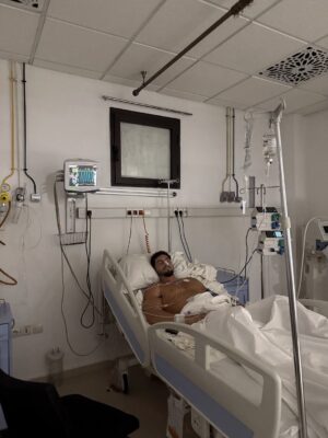 Fidji Ruiz Instagram - AL HAMDOULILAH 🤲🏼♥️
À vous, ma communauté, ma famille de cœur…

Merci pour tous vos messages, vos prières, votre amour. Ce qu’on a vécu a été la pire épreuve de ma vie. J’ai vu ma vie défiler sous mes yeux.

Heureusement, nous sommes les seuls touchés dans cet accident. Il n’y a eu aucun autre blessé, et rien que pour ça, je rends grâce à Dieu.

Mais la réalité, c’est que mon mari a été grièvement blessé. Le scanner a révélé une hémorragie interne, une déchirure abdominale et une perforation des intestins. Son pronostic vital était engagé.

J’ai dû, en quelques minutes, donner mon consentement pour l’intervention chirurgicale, en comprenant bien les risques. J’ai imaginé le pire. J’ai imaginé les médecins venir me dire qu’ils avaient fait tout ce qu’ils pouvaient…
J’ai pleuré, j’ai prié, comme jamais de ma vie.

Je remercie de tout cœur le personnel médical de la clinique CHIFA, qui a été exceptionnel.

Votre présence, vos mots, vos pensées… vous m’avez portée. Vous êtes plus qu’une communauté. Vous êtes ma force.

Je vous parlerai plus en détail en story Snap  dès que j’en aurai la force. Pour l’instant, je prends juste le temps de respirer à nouveau.

Merci pour tout. Du fond du cœur.
Allah ychafih 💔🤲🏼