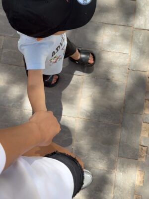 Fidji Ruiz Instagram - AL HAMDOULILAH 🤲🏼♥️
À vous, ma communauté, ma famille de cœur…

Merci pour tous vos messages, vos prières, votre amour. Ce qu’on a vécu a été la pire épreuve de ma vie. J’ai vu ma vie défiler sous mes yeux.

Heureusement, nous sommes les seuls touchés dans cet accident. Il n’y a eu aucun autre blessé, et rien que pour ça, je rends grâce à Dieu.

Mais la réalité, c’est que mon mari a été grièvement blessé. Le scanner a révélé une hémorragie interne, une déchirure abdominale et une perforation des intestins. Son pronostic vital était engagé.

J’ai dû, en quelques minutes, donner mon consentement pour l’intervention chirurgicale, en comprenant bien les risques. J’ai imaginé le pire. J’ai imaginé les médecins venir me dire qu’ils avaient fait tout ce qu’ils pouvaient…
J’ai pleuré, j’ai prié, comme jamais de ma vie.

Je remercie de tout cœur le personnel médical de la clinique CHIFA, qui a été exceptionnel.

Votre présence, vos mots, vos pensées… vous m’avez portée. Vous êtes plus qu’une communauté. Vous êtes ma force.

Je vous parlerai plus en détail en story Snap  dès que j’en aurai la force. Pour l’instant, je prends juste le temps de respirer à nouveau.

Merci pour tout. Du fond du cœur.
Allah ychafih 💔🤲🏼