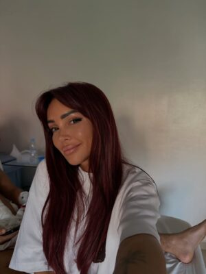 Fidji Ruiz Instagram - AL HAMDOULILAH 🤲🏼♥️
À vous, ma communauté, ma famille de cœur…

Merci pour tous vos messages, vos prières, votre amour. Ce qu’on a vécu a été la pire épreuve de ma vie. J’ai vu ma vie défiler sous mes yeux.

Heureusement, nous sommes les seuls touchés dans cet accident. Il n’y a eu aucun autre blessé, et rien que pour ça, je rends grâce à Dieu.

Mais la réalité, c’est que mon mari a été grièvement blessé. Le scanner a révélé une hémorragie interne, une déchirure abdominale et une perforation des intestins. Son pronostic vital était engagé.

J’ai dû, en quelques minutes, donner mon consentement pour l’intervention chirurgicale, en comprenant bien les risques. J’ai imaginé le pire. J’ai imaginé les médecins venir me dire qu’ils avaient fait tout ce qu’ils pouvaient…
J’ai pleuré, j’ai prié, comme jamais de ma vie.

Je remercie de tout cœur le personnel médical de la clinique CHIFA, qui a été exceptionnel.

Votre présence, vos mots, vos pensées… vous m’avez portée. Vous êtes plus qu’une communauté. Vous êtes ma force.

Je vous parlerai plus en détail en story Snap  dès que j’en aurai la force. Pour l’instant, je prends juste le temps de respirer à nouveau.

Merci pour tout. Du fond du cœur.
Allah ychafih 💔🤲🏼