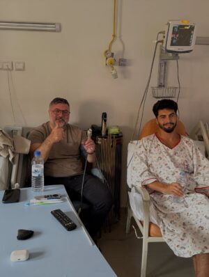 Fidji Ruiz Instagram - AL HAMDOULILAH 🤲🏼♥️
À vous, ma communauté, ma famille de cœur…

Merci pour tous vos messages, vos prières, votre amour. Ce qu’on a vécu a été la pire épreuve de ma vie. J’ai vu ma vie défiler sous mes yeux.

Heureusement, nous sommes les seuls touchés dans cet accident. Il n’y a eu aucun autre blessé, et rien que pour ça, je rends grâce à Dieu.

Mais la réalité, c’est que mon mari a été grièvement blessé. Le scanner a révélé une hémorragie interne, une déchirure abdominale et une perforation des intestins. Son pronostic vital était engagé.

J’ai dû, en quelques minutes, donner mon consentement pour l’intervention chirurgicale, en comprenant bien les risques. J’ai imaginé le pire. J’ai imaginé les médecins venir me dire qu’ils avaient fait tout ce qu’ils pouvaient…
J’ai pleuré, j’ai prié, comme jamais de ma vie.

Je remercie de tout cœur le personnel médical de la clinique CHIFA, qui a été exceptionnel.

Votre présence, vos mots, vos pensées… vous m’avez portée. Vous êtes plus qu’une communauté. Vous êtes ma force.

Je vous parlerai plus en détail en story Snap  dès que j’en aurai la force. Pour l’instant, je prends juste le temps de respirer à nouveau.

Merci pour tout. Du fond du cœur.
Allah ychafih 💔🤲🏼