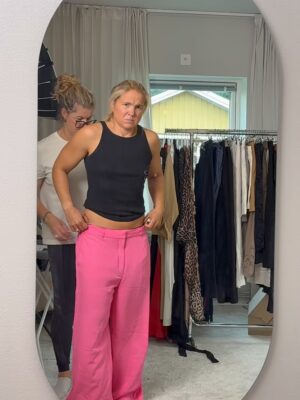 Filippa Rådin Instagram - Lyx i vardagen. Små justeringar kan ge samma känsla som att bära ett designerplagg, även i en enkel outfit.

Vad betyder perfekt passform för dig är det känslan av stil, komfort eller kanske en kombination av båda? 
❤️F