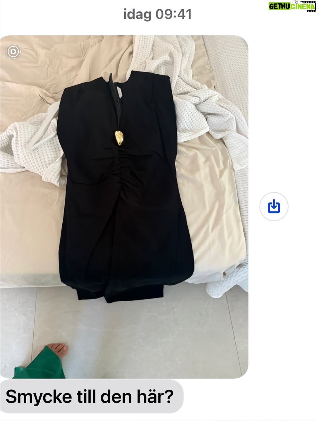 Filippa Rådin - 2K Likes - Vi kommunicerar 😍
@anjaparson mitt i inspelning och jag i klädjour-mode 🤩🙋🏻‍♀️ efter en välbehövlig LPG-behandling.

Multitaskar deluxe stylar upp en gammal klänning med ett hårspänne i urringningen 
Vem behöver nya outfits när små detaljer gör hela looken?

#mästarnasmästare #anjapärson @mastarnasmastare