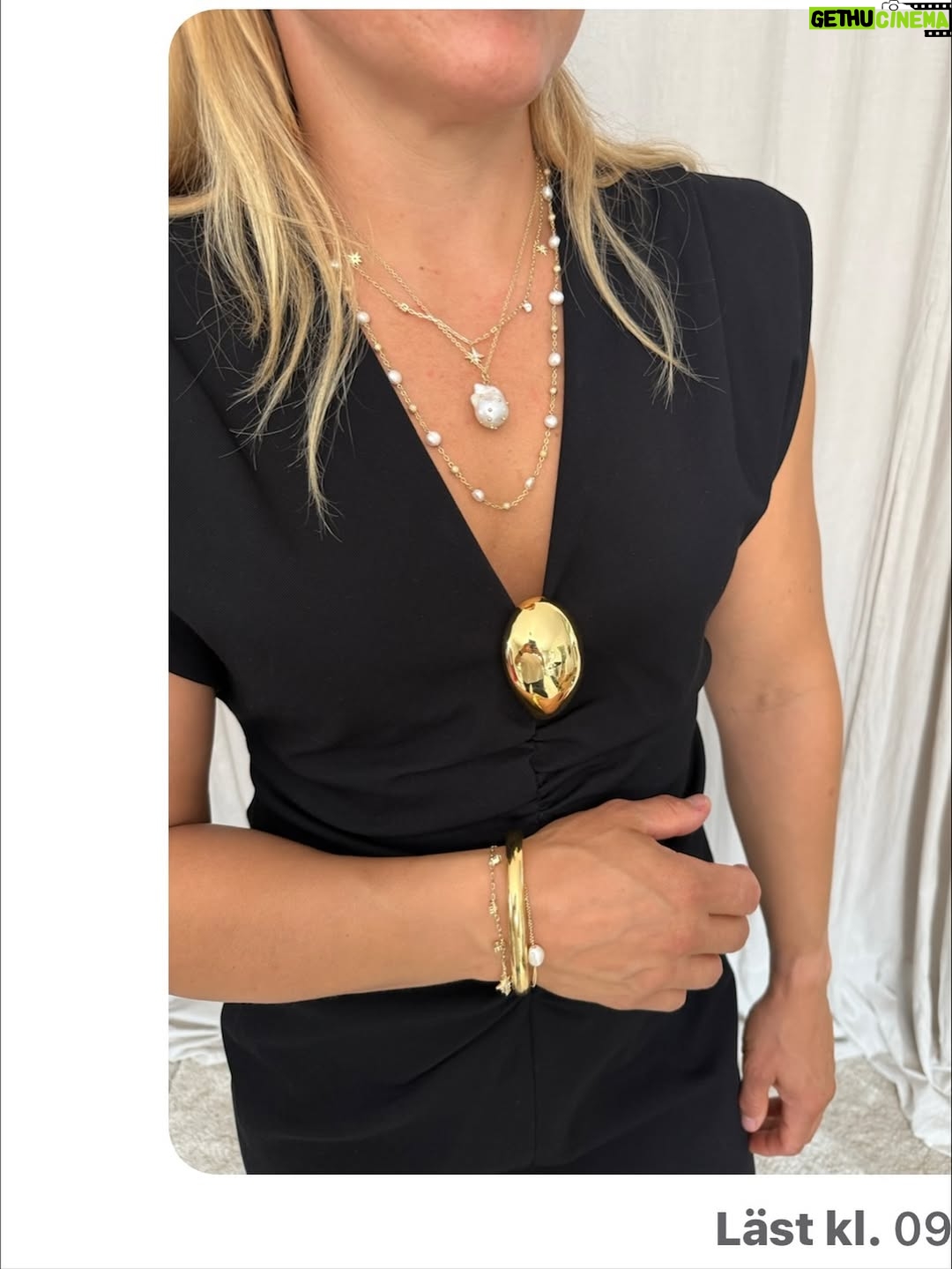 Filippa Rådin - 2K Likes - Vi kommunicerar 😍
@anjaparson mitt i inspelning och jag i klädjour-mode 🤩🙋🏻‍♀️ efter en välbehövlig LPG-behandling.

Multitaskar deluxe stylar upp en gammal klänning med ett hårspänne i urringningen 
Vem behöver nya outfits när små detaljer gör hela looken?

#mästarnasmästare #anjapärson @mastarnasmastare