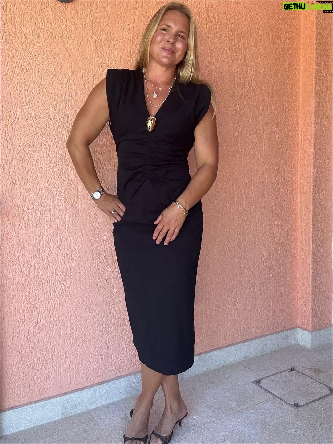 Filippa Rådin - 2K Likes - Vi kommunicerar 😍
@anjaparson mitt i inspelning och jag i klädjour-mode 🤩🙋🏻‍♀️ efter en välbehövlig LPG-behandling.

Multitaskar deluxe stylar upp en gammal klänning med ett hårspänne i urringningen 
Vem behöver nya outfits när små detaljer gör hela looken?

#mästarnasmästare #anjapärson @mastarnasmastare