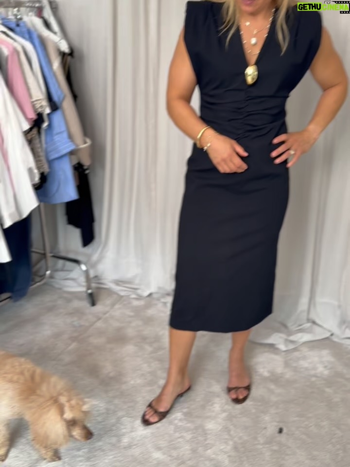 Filippa Rådin - 2K Likes - Vi kommunicerar 😍
@anjaparson mitt i inspelning och jag i klädjour-mode 🤩🙋🏻‍♀️ efter en välbehövlig LPG-behandling.

Multitaskar deluxe stylar upp en gammal klänning med ett hårspänne i urringningen 
Vem behöver nya outfits när små detaljer gör hela looken?

#mästarnasmästare #anjapärson @mastarnasmastare