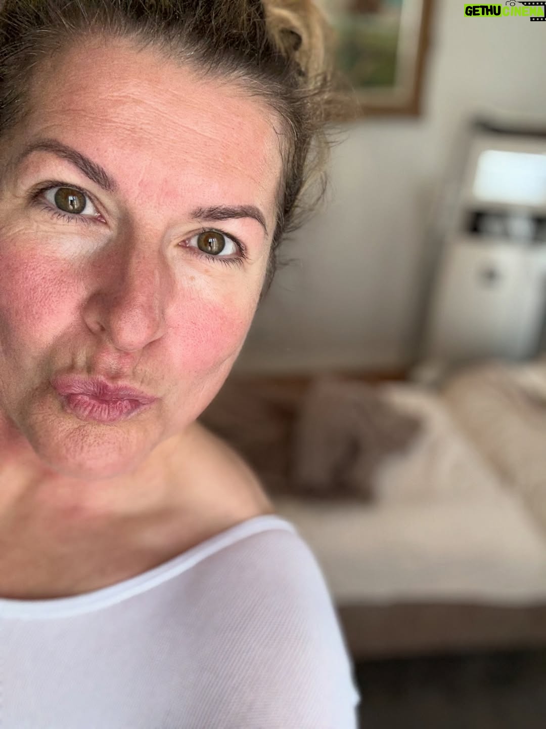 Filippa Rådin - 2K Likes - Vi kommunicerar 😍
@anjaparson mitt i inspelning och jag i klädjour-mode 🤩🙋🏻‍♀️ efter en välbehövlig LPG-behandling.

Multitaskar deluxe stylar upp en gammal klänning med ett hårspänne i urringningen 
Vem behöver nya outfits när små detaljer gör hela looken?

#mästarnasmästare #anjapärson @mastarnasmastare