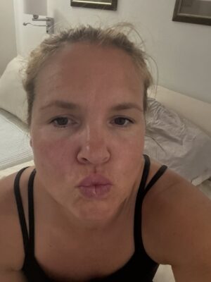Filippa Rådin Instagram - Vi kommunicerar 😍
@anjaparson mitt i inspelning och jag i klädjour-mode 🤩🙋🏻‍♀️ efter en välbehövlig LPG-behandling.

Multitaskar deluxe stylar upp en gammal klänning med ett hårspänne i urringningen 
Vem behöver nya outfits när små detaljer gör hela looken?

#mästarnasmästare #anjapärson @mastarnasmastare